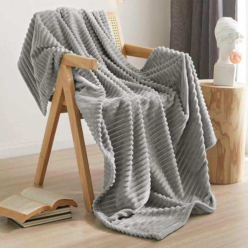 QOFLY Kuscheldecke-Flanell Sofadecke-Grau 200 x 230cm，Geschenkverpackung Hochwertige, Flauschige Fleecedecke als Wohndecke, Tagesdecke oder Sofaüberwurf