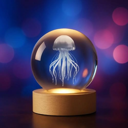 Plexido 3D Kristallkugel LED – Verschiedene Motive zur Auswahl: Wassertiere – Deko-Licht aus Glas mit Holzsockel – Geschenkidee (Qualle)