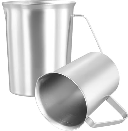 CHUENHEI 2 Stück Messbecher Edelstahl Set 1l und 0,5l, Milchkännchen aus Edelstahl, 500ml 1000ml Metall Messbecher mit Griff und Maßeinheiten für Café Zuhause Küche Restaurant Bar