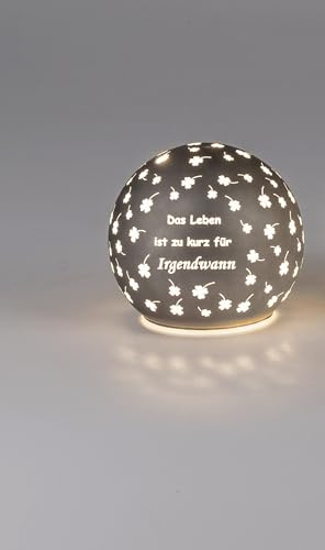 Formano 1 Stück Deko-Licht Kugel braun mit LED-Licht + Timer 10cm aus Farbglas in geeister Optik mit Spruch: Das Leben ist zu kurz., für 3X AA Batterien Dekoration Fenster Schmuck Fensterkugel