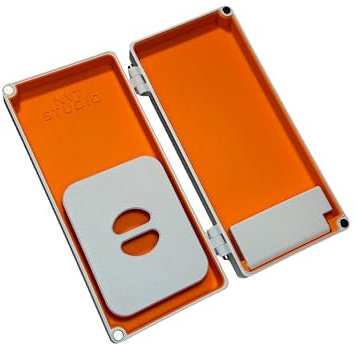 NYT Studio® Darttasche DARTSHIELD - verbesserte Version - personalisierbar – mit Haltesystem | kein Verrutschen der Dartpfeile | Hard-Case zum Schutz für 3 Steeldarts | kein Abknicken der Dart-Flights