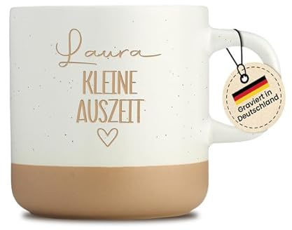 LIEBTASTISCH - Steingut - Gravur Tasse - Kleine Auszeit - Personalisiert als Abschiedsgeschenk für Lehrerin, Erzieherin, Hebamme - Freund, Schwester mit Namen - Beige