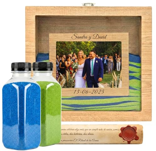 NIRALIS Pack Ceremonia Arena Bodas Personalizado Madera Roble | Arenas de Colores 2 botes de 800g | Portafoto 10x15cm | Personalizable con Fecha y Nombres Novios (Roble, Arenas Azul y Verde)