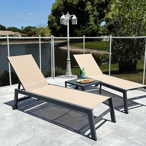 PURPLE LEAF 2er-Set Gartenliege Aluminium mit Bodenrollen, Beige | Textilene Wasserabweisende Bespannung, 5-Fach Verstellbare, Leicht beweglich dank Rollen, Atmungsaktiv, Beistelltisch
