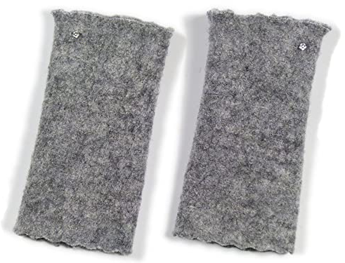 Armstulpen/Pulswärmer: Walkloden (Walkwolle, Kochwolle) in Grau; Charm (winziges Blumchen)