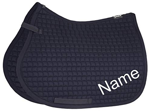 Eskadron Nightblue Cotton VS-Schabracke mit individuellem Namen Bestickt, Schriftart:Arial (Druckschrift), Garnfarbe Maderia:Strawberry 1984