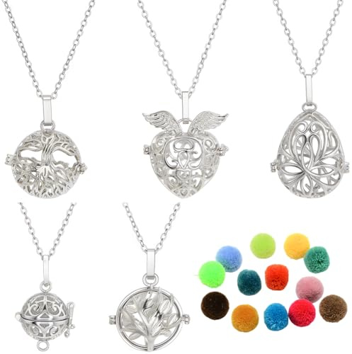 SUNNYCLUE 1 boîte de 5 colliers D'Aromathérapie Collier D'Huiles Essentielles avec 20 boules de Pompon Arbre de Vie Cœur Ailes D'Ange Pendentifs en Cage à Perles Creuses Bijoux Diffuseurs pour Femmes