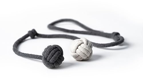 LucyBalu® Wurfspielzeug für Katzen | Katzenbälle als natürliches interaktives Katzenspielzeug | Katzenball werfen | Spielbälle aus Baumwolle | Katzen-Spielsachen | 2er Set Weiß/Anthrazit