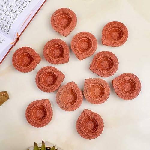SATVIK 12-teiliges Set Ton Diya Diwali Dia mit Baumwolldochten für Puja Pooja Traditionelle Handarbeit Terrakotta Erdöllampe Diyas Natürliche Mitti Willkommen Deepawali Dekoration Indisches Geschenk