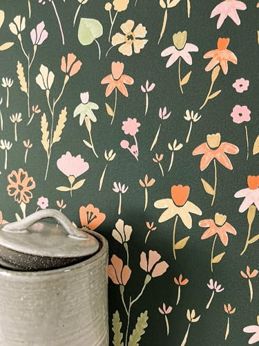 Newroom Vliestapete Grün Blumentapete Floral Kinderzimmer | Gestreute Wildblumen, Zweige, Tannengrün als Hintergrund, Landhaus Boho Skandi, Mustertapete Wohnzimmer Schlafzimmer