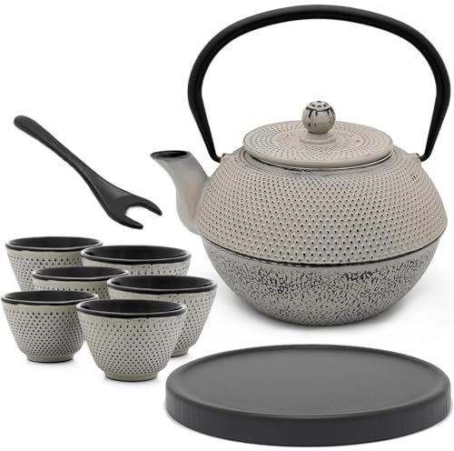 Asia Teekanne Gusseisen Set 1.1 Liter - grauer Teekessel & Edelstahl-Filter für losen Tee & 6 Tee-Becher & Holz-Untersetzer schwarz & Deckelheber