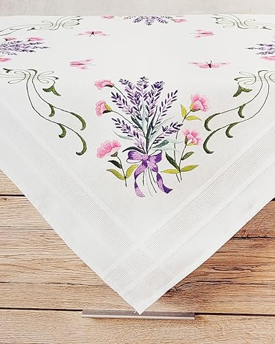KAMACA Stickpackung Lavendeltraum Tischdecke 80x80 cm – Vorgezeichnet – Komplettes Stickset aus 100% Baumwolle – Plattstich, Stielstich & Nadelmalerei – Stickerei Set für Erwachsene