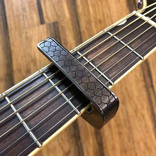Thalia Premium Series Kapodaster mit schwarzem Chrom-Finish und Perlmutt Black Dragon Scales Einlage