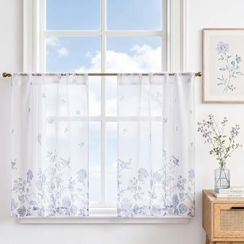 Vangao Voile Scheibengardinen Blumen Bistrogardine 2er Set 65Bx75Hcm, Blau | Landhausstil Bedruckt Küchengardinen, Halbtransparent, Küche Wohnzimmer Wohnwagen Kinderzimmer Fenster, Boho Weiss Gardinen