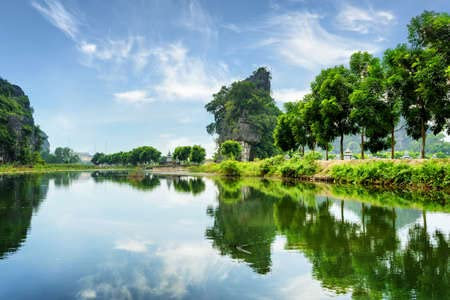 adrium Acryl-Bild 50 x 30 cm: Erstaunliche natürliche Karsttürme und grüne Bäume, die sich im Wasser des Flusses Ngo Dong im Tam Coc-Teil, Provinz Ninh Binh, (62626096)