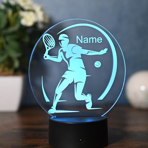 Optechvisual Personalisierte Tennis LED Tischlampe – Geschenkidee für Tennisfans – Nachtlicht & Deko fürs Wohnzimmer, Schlafzimmer & Kinderzimmer