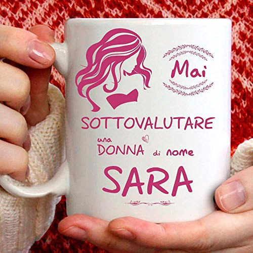 Taza Sara divertida, apta para desayuno, té, tisana, café, capuchino Gadget taza personalizada: No infravalorar a una mujer de nombre Sara. También como idea de regalo original y simpática