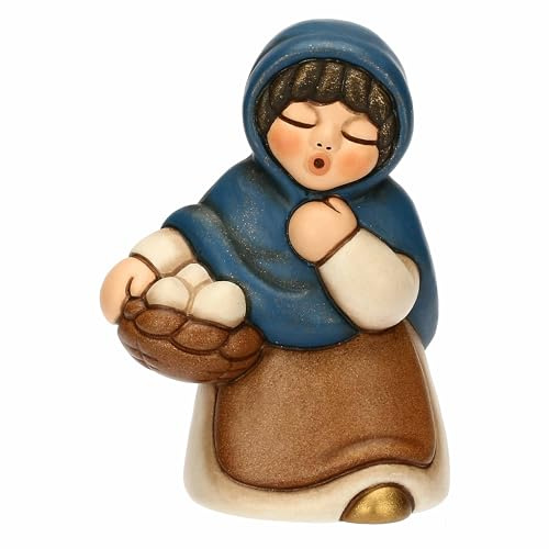 THUN - Donna con cesto di uova - ceramica - Collezione Presepe Classico - 5,7 x 4,7 x 8 cm