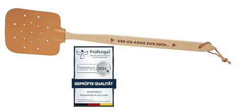 Neustanlo - Fliegenklatsche aus Holz und Leder - mit Spruch Und ich Krieg Dich doch... - extra stark - mit Holzstiel und Lederband - 47,5 cm