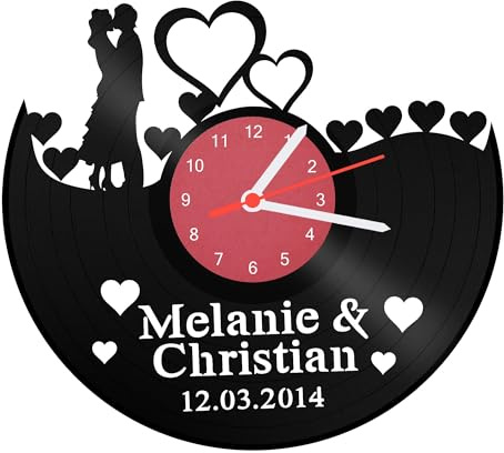GRAVURZEILE Wanduhr aus Vinyl - ACH Du Liebe Zeit Upcycling Design - Personalisiert mit Name & Datum - Handmade Vintage-Uhr - Wanddekoration im Retro-Design - Made in Germany - Geschenk für Liebende
