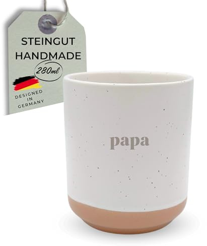 HerzHolzPapier® Steingut-Becher 'PAPA' – 280 ml – Handgefertigte Keramik Kaffeebecher Teebecher – Spülmaschinen- & Mikrowellenfest – Rustikales Design in Sprenkeloptik – Geschenk für Väter