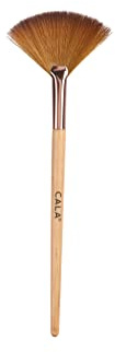 CALA. Pennello Trucco Cala Naturale Bamboo Fan Brush Pennello di Ventaglio per Illuminatori Pulizia dei Resti di Ombretti Manico Ergonomico Bamboo 1PZ