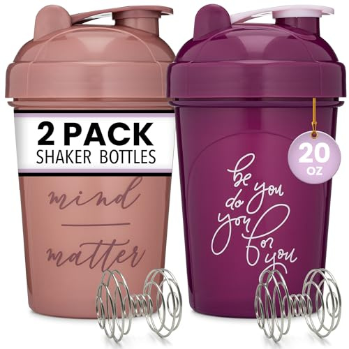 GOMOYO [Paquete de 2] Botella agitadora de 20 onzas con citas motivacionales (ciruela y rosa), botella mezcladora de proteínas con agitadores mezcladores, botella mezcladora para mezclas de proteínas,