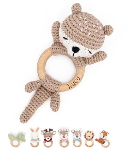 Muckelmeister Greifling personalisiert mit Namen - Holz Beißring Baby gehäkelte Tiere - Babyrassel - Babygeschenke zur Geburt für Mädchen/Jungen - kleine Geschenke für Neugeborene - Otter