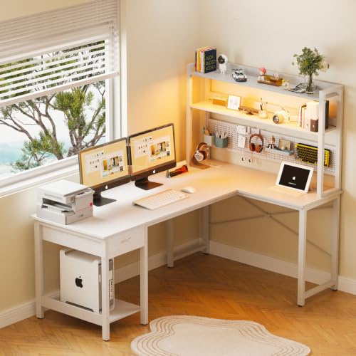 YOUDENOVA Skrivbord med hålvägg 135 x 90 cm hörnskrivbord med hylla, spelskrivbord, stort med uttag och USB-laddningsport, spelbord, L-form med förvaringsutrymme, vitt