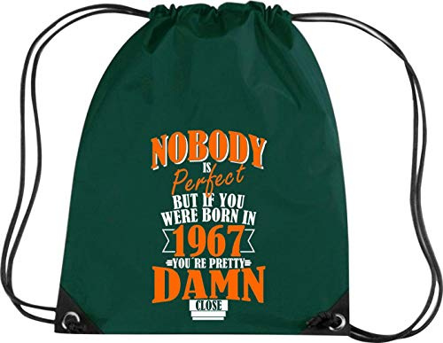 Shirtstown Nobody is Perfect but if You. 1967. Damn Close, Spruch Logo Motif sac de gym, Vert bouteille, 33 cm x 45 cm