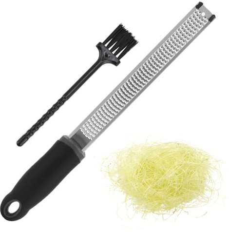 Zester Reibe, Parmesanreibe mit Edelstahlklinge Spülmaschinenfest Käsereibe, Schwarz Muskatnuss Handreibe mit Reinigungsbürste zum Reiben von Zitrone, Ingwer, Kardamomund Knoblauch