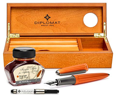 Diplomat Aero Füllhalter Set in orange mit Edelstahlfeder M und farblich perfekt passender Füllhaltertinte in einer hochwertigen Schatulle aus Edelholz
