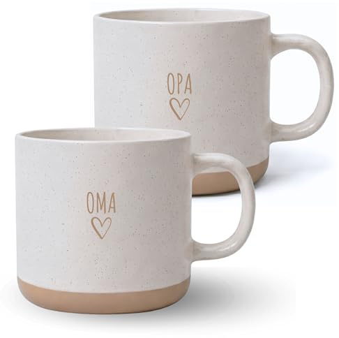 HerzHolzPapier® Steingut-Tassen Set OMA und OPA – 2x 420 ml – Keramik Kaffeetassen mit Herzmotiv – Beidseitiger Dekor-Druck – Spülmaschinen- & Mikrowellenfest – Geschenk für Oma und Opa