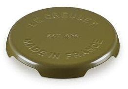Le Creuset Salvamanteles de hierro fundido esmaltado, 9 pulgadas, color verde oliva