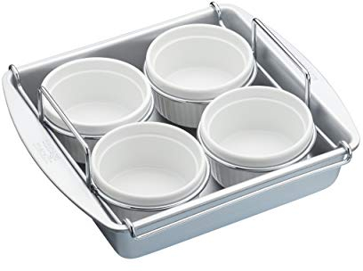 Chicago Metallic Juego profesional de creme brulee con moldes y molde para hornear, en caja de regalo, acero al carbono / cerámica, 6 piezas