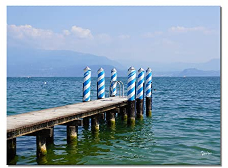 Glücksvilla WTD - Quadro da parete Lago di Garda Silenzio sul ponte 3, immagine in vetro acrilico 5 mm, 80 x 60 cm, stampa artistica tedesca - Lago Italia, montagne Lago di Garda Tirol