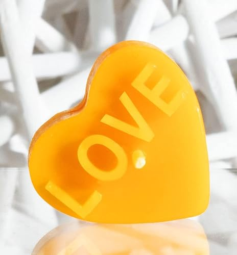tea4chill 10 Stück Bienenwachs-Teelichter, Herz mit LOVE, Geschenk für Valentinstag, Kerzen aus 100% Bienenwachs, Honigkerze, je 38x20mm, Bienenwachskerzen