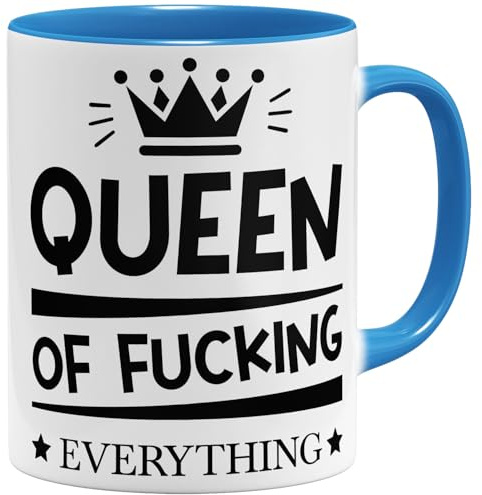 OM3® lustige Kaffee-Tasse mit Spruch - Queen of fucking everything - Statement - Powerfrau - Keramik Becher - 325ml - Beidseitig Bedruckt - Hellblau