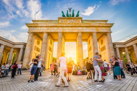 adrium Acryl-Bild 60 x 40 cm: Menschen tanzen vor dem berühmten Brandenburger Tor, ein Symbol für Frieden und Einheit und historisches Wahrzeichen, in goldene(76465246)