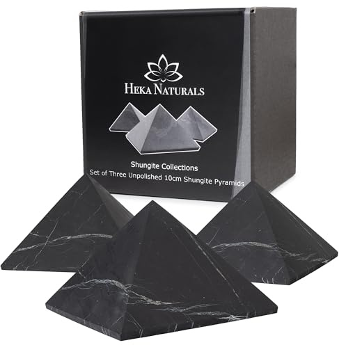 Heka Naturals Unpolierte Shungit Pyramide Kristall 3er-Set | 10 cm - Schwarze Mineralsteine für Dekoration & Meditation - Wohnzimmerkristalle - Natürliche Barriere & Reiniger - Fullerene