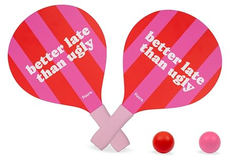 Fisura – Set med strandracketar i trä med texten better late than ugly, rosa och röda, levereras med praktisk nätpåse och två bollar för sommarens roliga spel.
