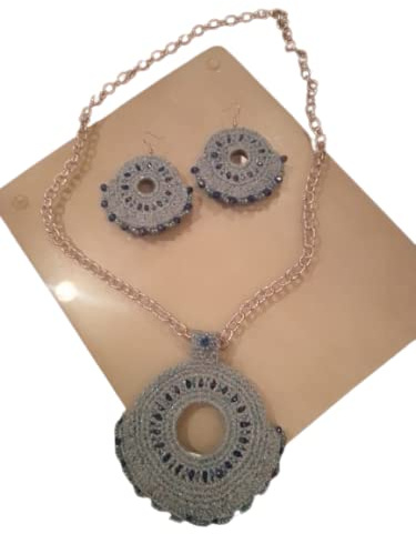 collana ed orecchini all'uncinetto