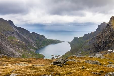 adrium Holz-Bild 50 x 30 cm: Dramatischer Blick auf Berge und Fjord in der Nähe von Reine, Lofoten, Norwegen (35948501)