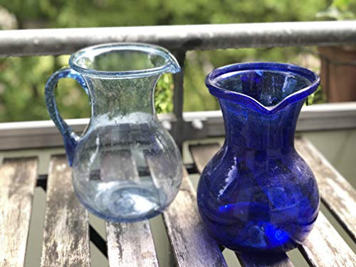 Maison Zoe Glaskrug aus Recycling-Glas Maya - dunkelblau - blau - Durchmesser ≈ 15cm Höhe ≈ 22cm - 100% Handmade - Wasserkaraffe - Krug mundgeblasen - Wasserkrug mit Griff und Ausguss