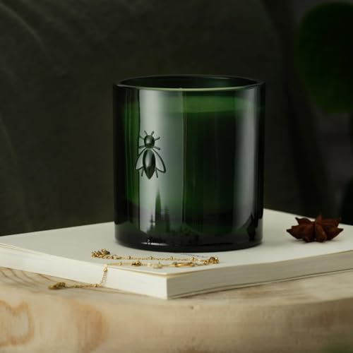 La Rochère Duftkerze Abeille – Zeder & Zypresse – im grünen Glas mit Bienen-Relief