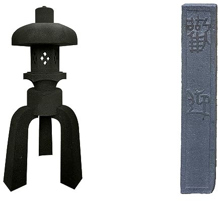 IDYL 2er Set | Lavastein Stein Laterne Pagoda 3-er mit Füßen 115 cm + Stein-Säule aus Lavastein | Block mit Schriftzug Feng Shui | Frostfest | Höhe 100 cm | Dekoration für Garten - Teich