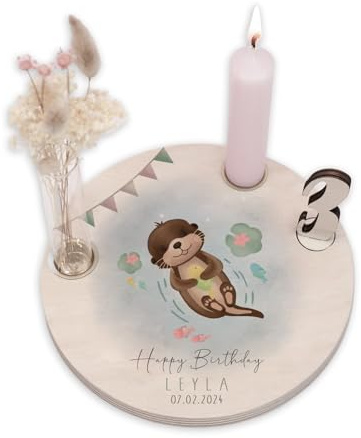 Personalisierter Geburtstagsteller aus Holz mit Kerzenhalter, Vase & Jahres Zahlen - Geburtstagsdeko mit Name - 1. Geburtstag Baby & Kinder Geschenk - ⌀16 cm x 12mm - hellomini (Otter)