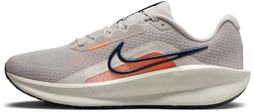 Nike Herren Downshifter 13 Laufschuh, Lt Iron Ore/Thunder Blue-Total Orange, 44 EU
