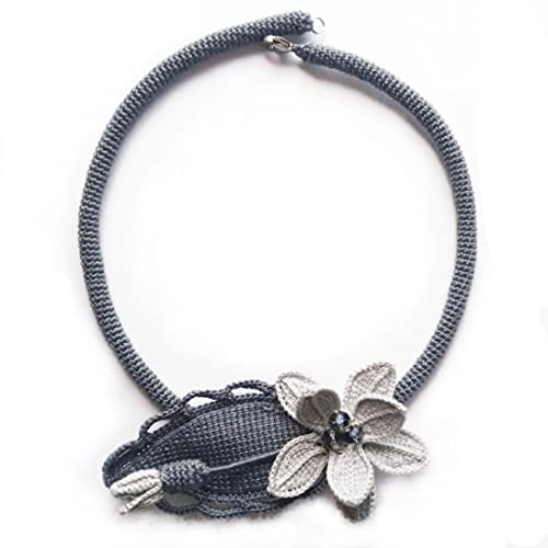 collana all'uncinetto con fiore e foglia