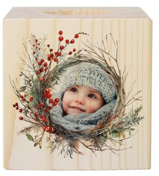 Herz & Heim® Teelichthalter aus Holz mit festlichem Kranz und eigenem Foto personalisiert